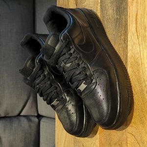 Nike Air Force 1 - black leather 10.5